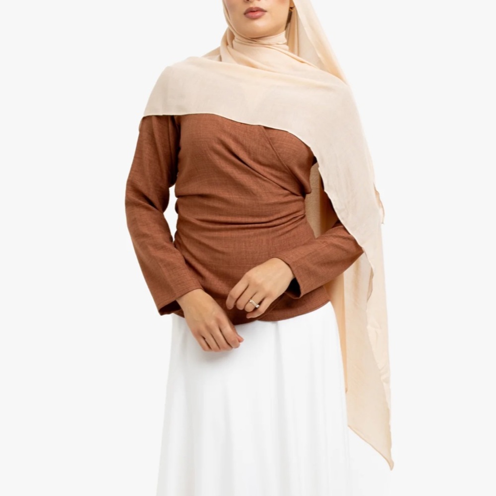 JAWDAMODEST HAZELNUT MÉLANGE WRAP TOP
AUTUMN WINTER 2025